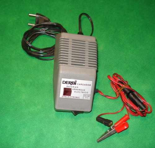 CARGADOR DE BATERIAS DERBI, ORIGINAL 100%.