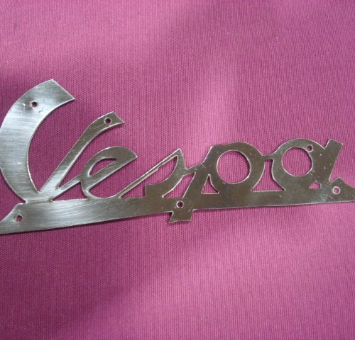 ANAGRAMA VESPA DELANTERO CHAPA PULIDA.