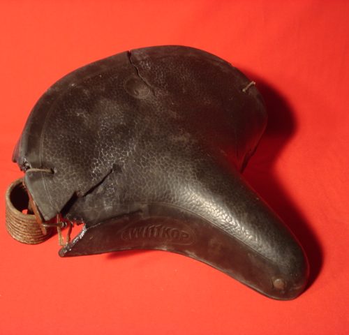 ASIENTO WITTKOP TRIANGULAR DE UNA PLAZA. REF 26