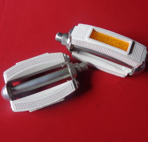 PEDALES BICICLETA BLANCOS CON REFLECTANTE