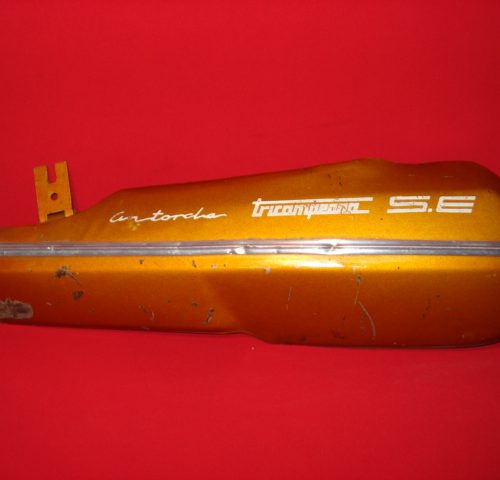 TAPA DERBI TRICAMPEONA S E DERECHA CUBRE MOTOR